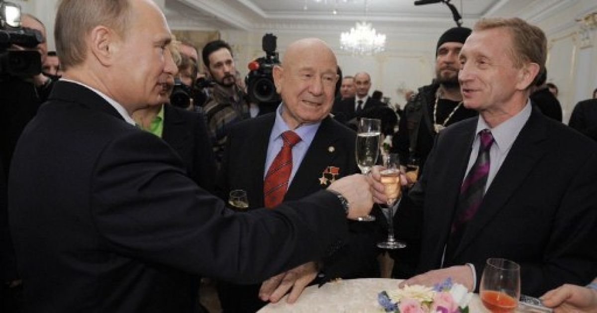 Володимир Путін, космонавт Сергій Леонов, журналіст Володимир Кондратьєв / © AFP