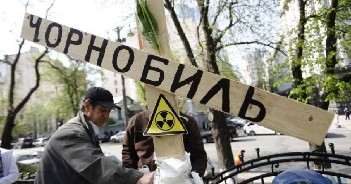 Чорнобильці прийшли під Кабмін вимагати виплати / © Левый берег
