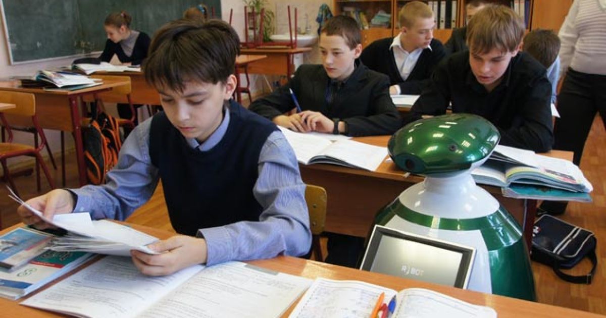 Робот ходить в школу замість Жені