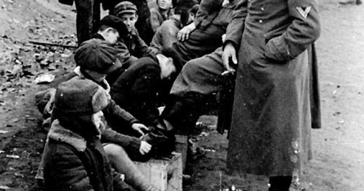 Радянські діти чистять взуття німецьким військовим. Білорусь, 1942 / © bigpicture.ru