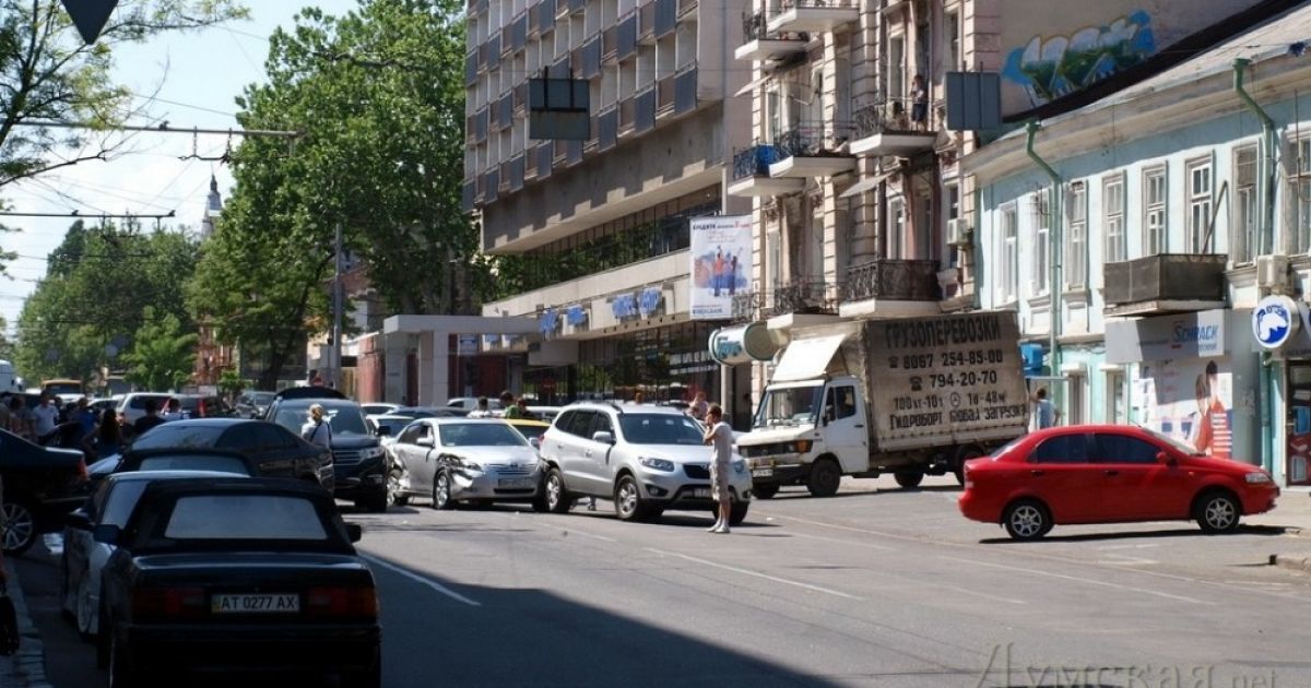 Водій на BMW з відкритим верхом протаранив 5 машин / © Думская.net