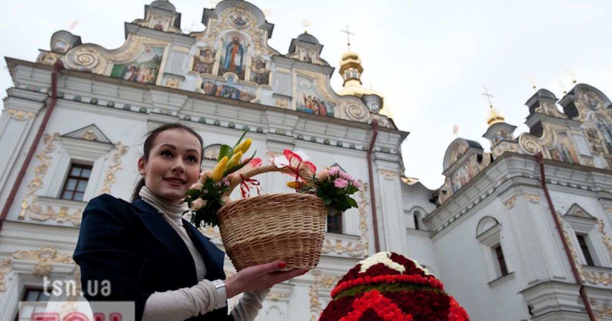 У Лаврі встановили великоднє яйце з 7500 троянд