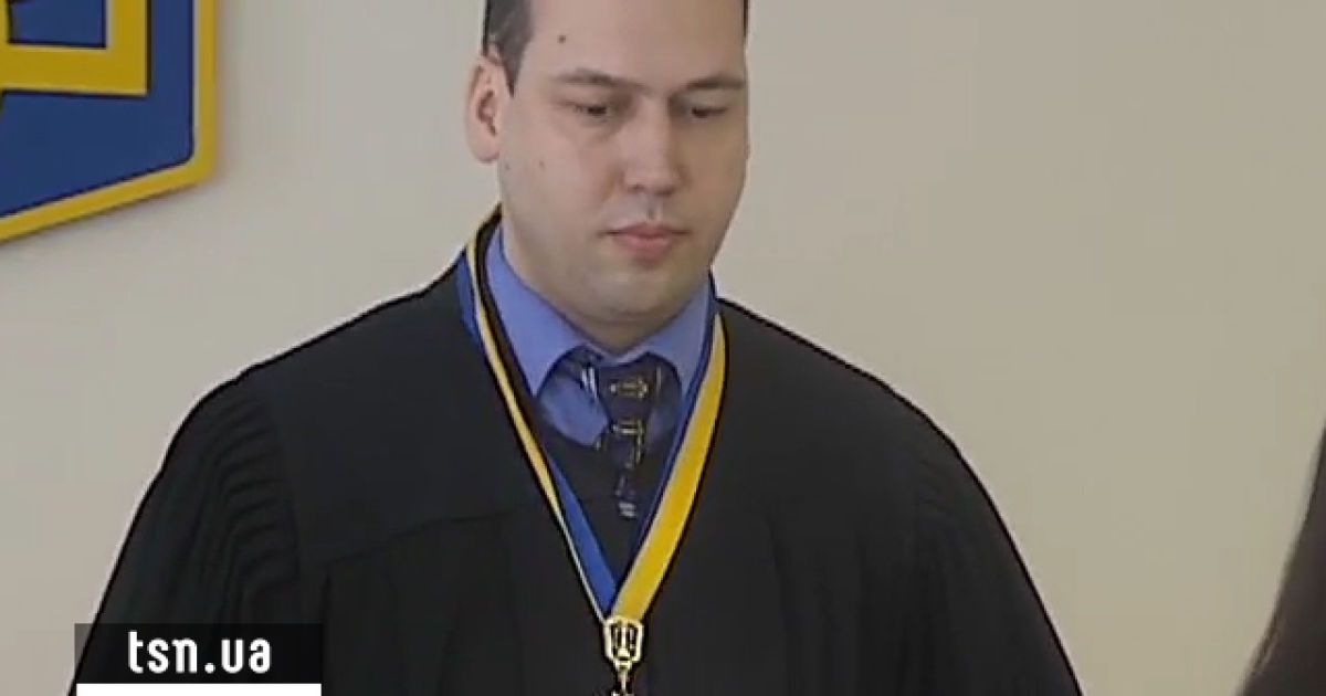 Луценко слухає оголошення вироку у клітці