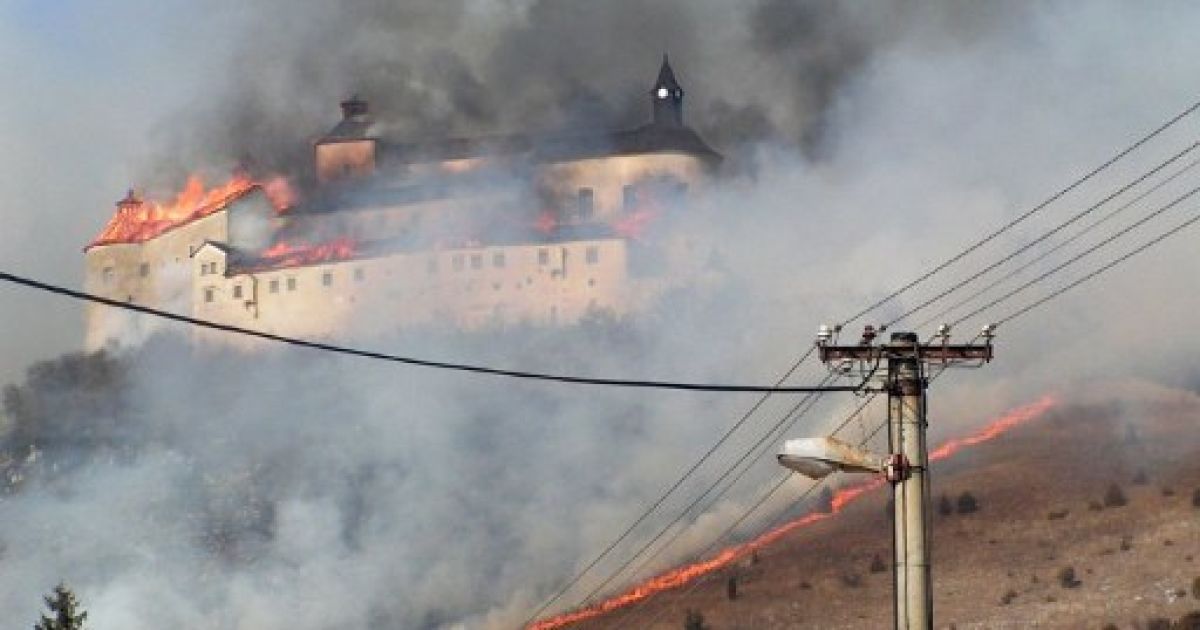 У Словаччині вщент згорів замок 14 століття / © AFP