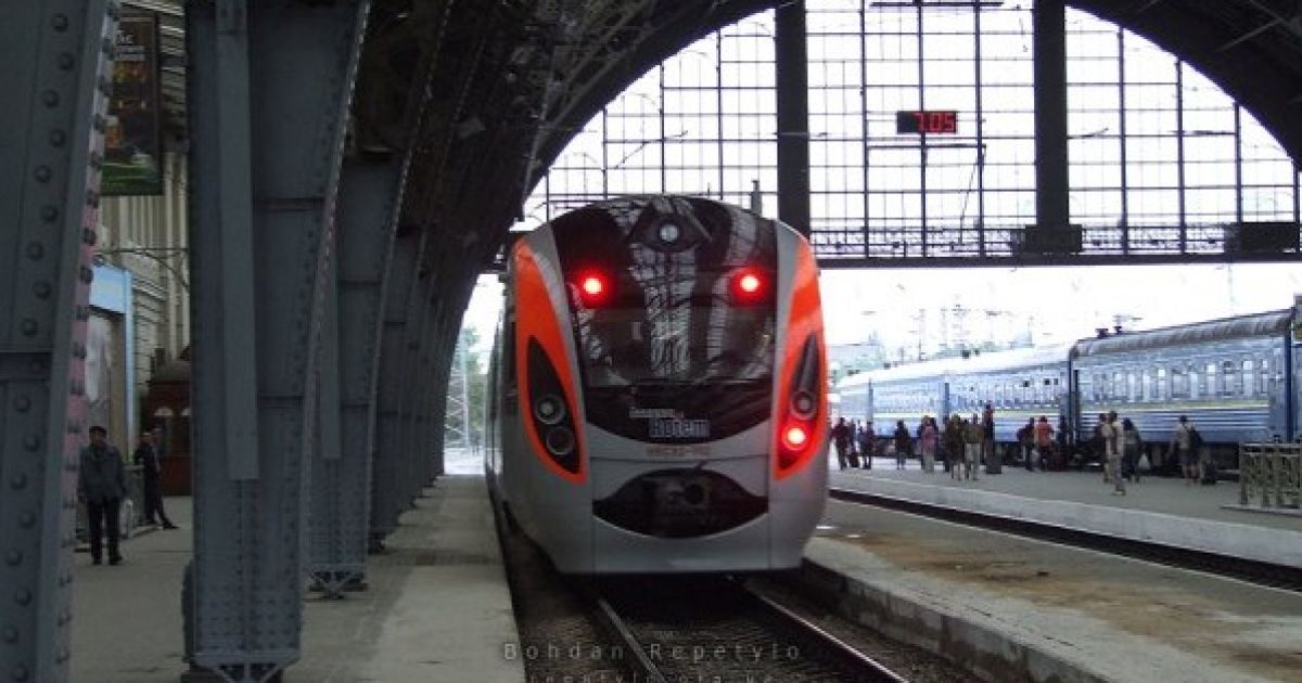 Пасажирів посадили на гірший поїзд