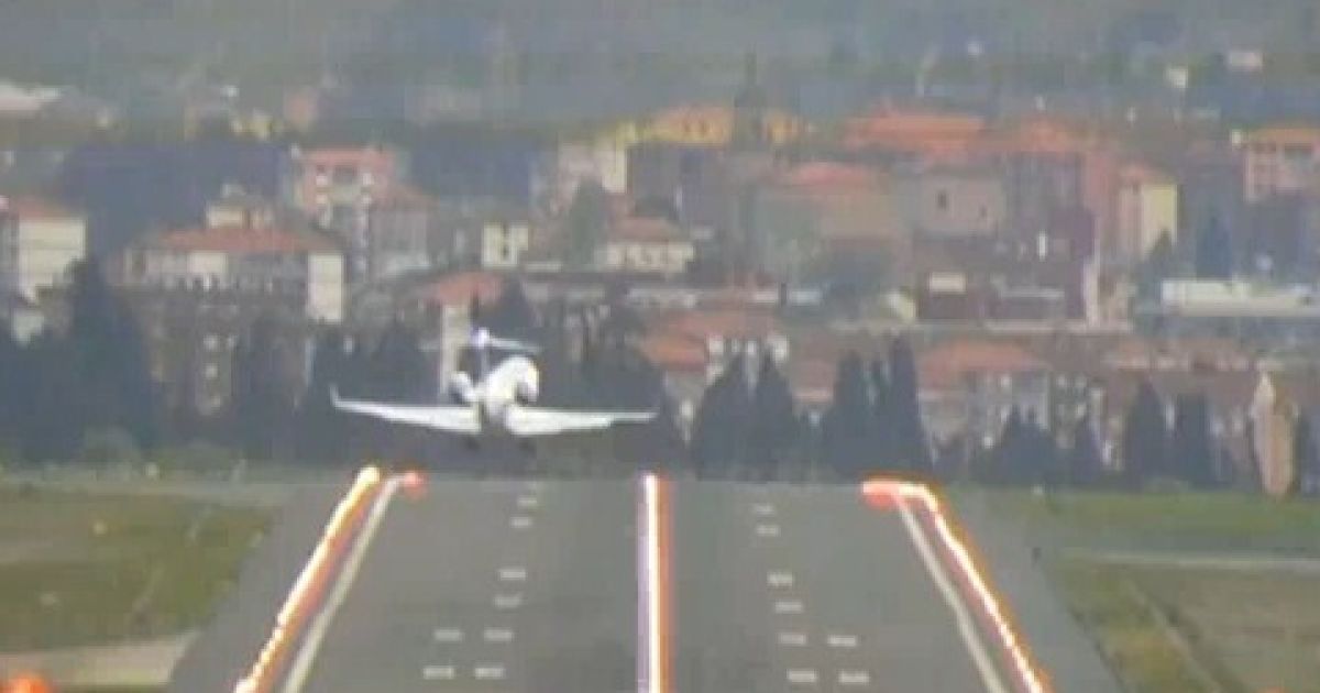Очевидці зняли на відео, як пілоти посадили літак при ураганному вітрі