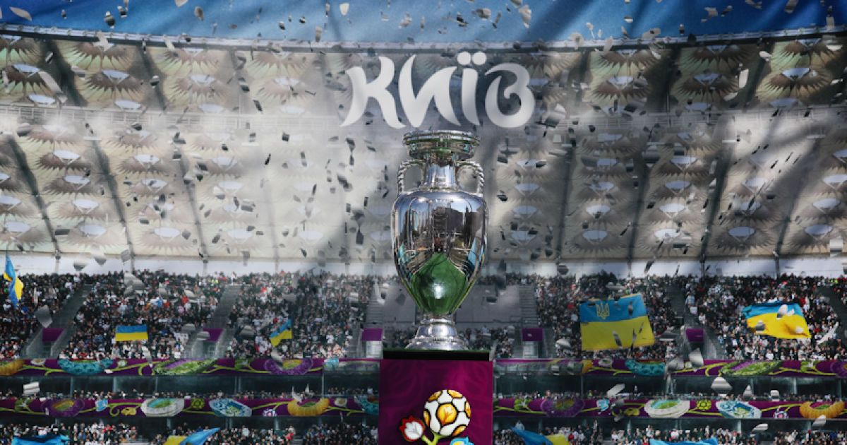 Кубок встановлено біля підніжжя монумента Свобода