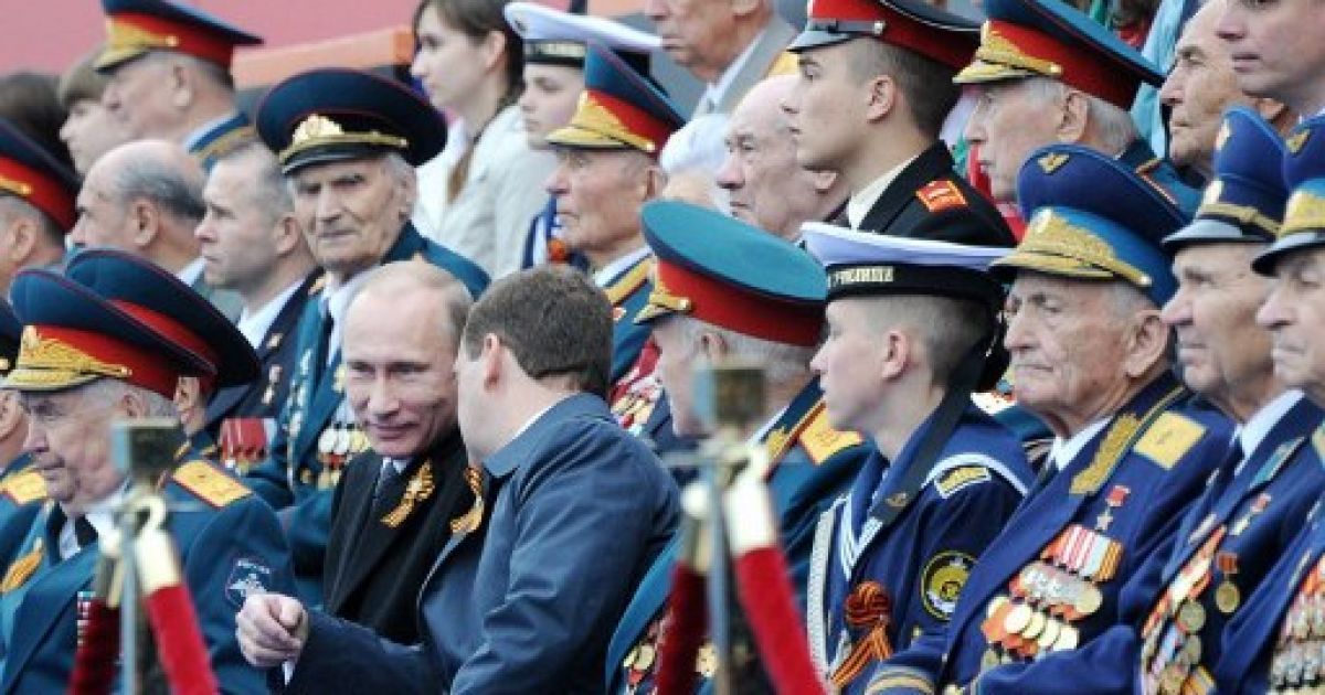Медведєв не давав Путіну засумувати / © AFP