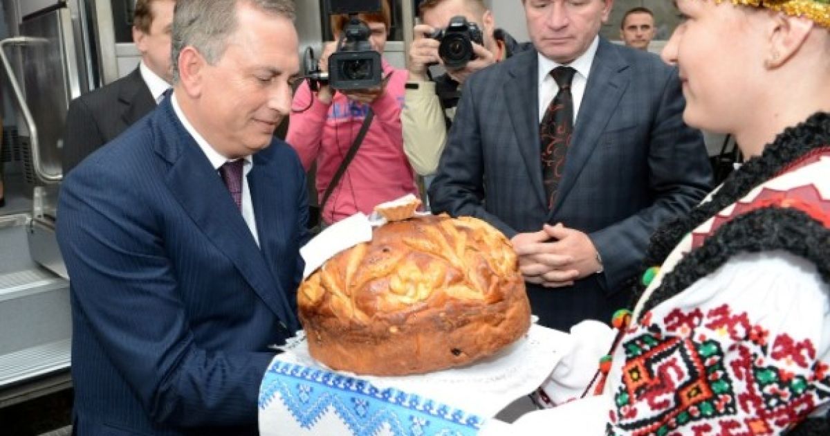 Колесніков урочисто відправив Hyundai у першу поїздку / © ukraine2012.gov.ua