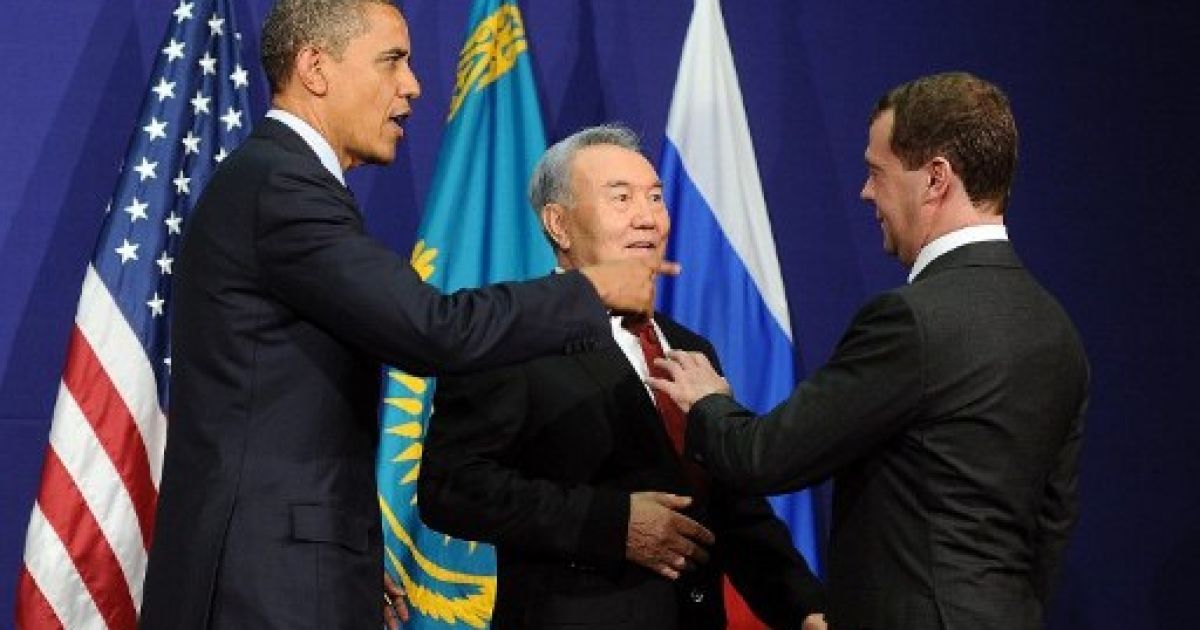 Республіка Корея, Сеул. Президент США Барак Обама, президент Казахстану Нурсултан Назарбаєв і президент Росії Дмитро Медведєв розмовляють на саміті з ядерної безпеки в Сеулі. / © AFP