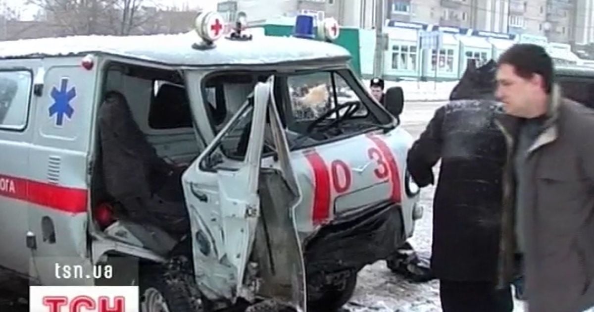 Авто винесло на зустрічну смугу, там воно зіштовхнулось із"ГАЗеллю"