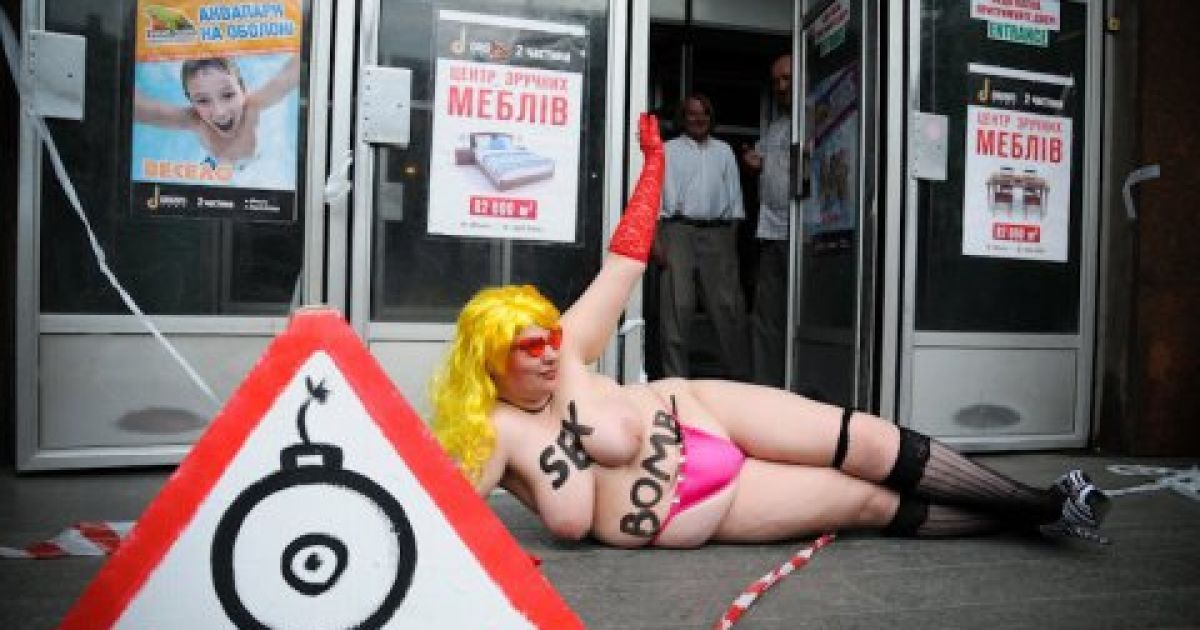 Активістки FEMEN роздяглися, виступивши проти "безпорадності" українських спецслужб / © НБН