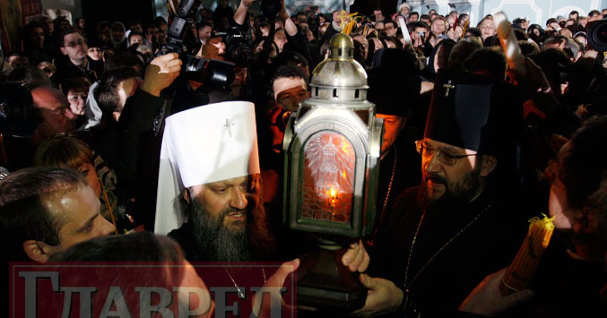 Великодню службу в Лаврі очолив митрополит Володимир. Президент прийняв участь у святковому богослужінні / © Главред