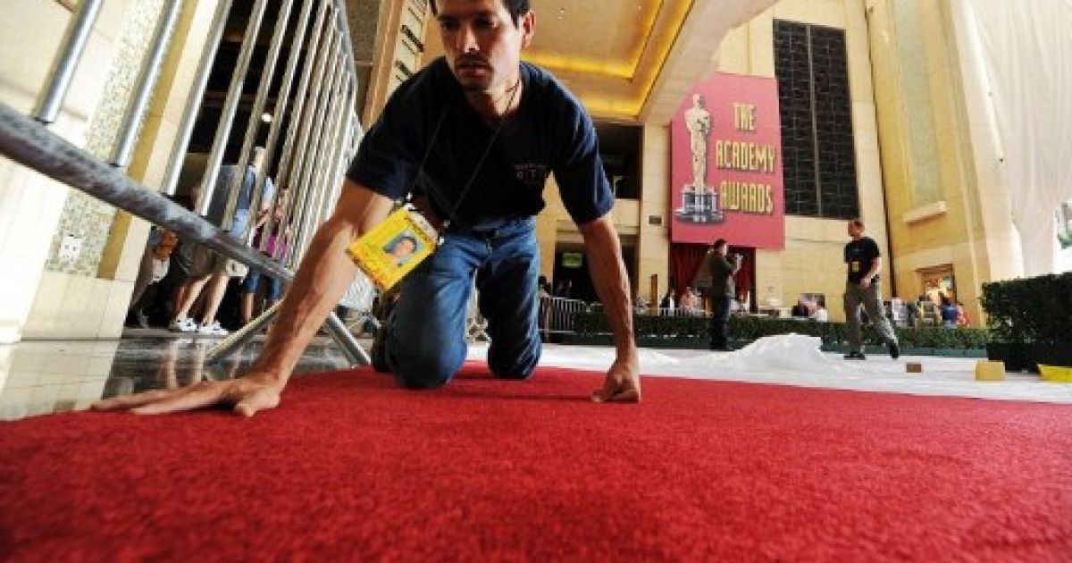 У Голлівуді розкотили кількатонний червоний килим