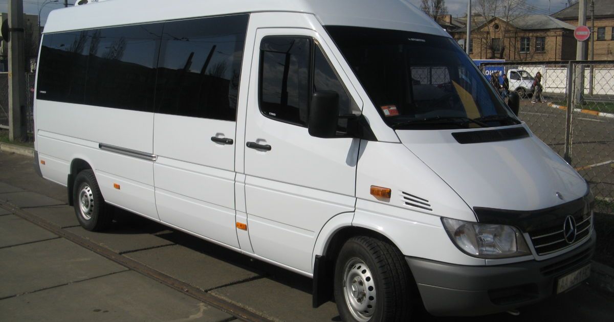 Дівчина випала з маршрутки через погано зачинені двері