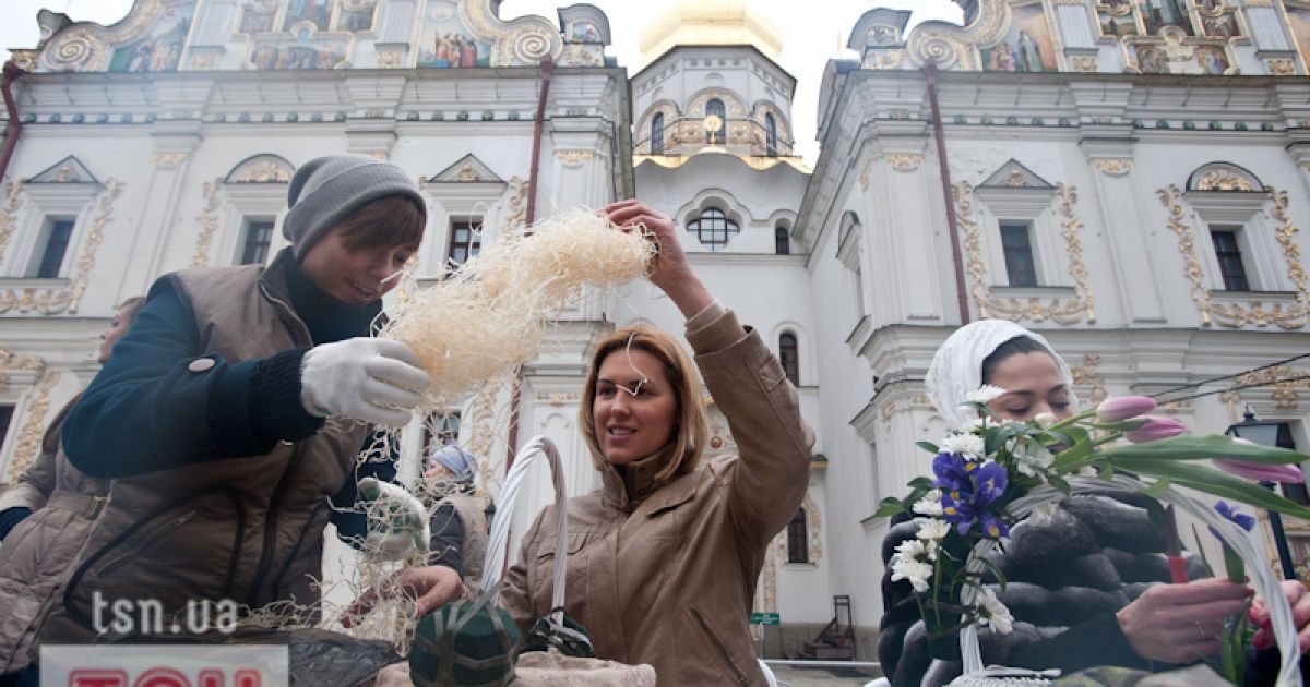 У Лаврі встановили великоднє яйце з 7500 троянд