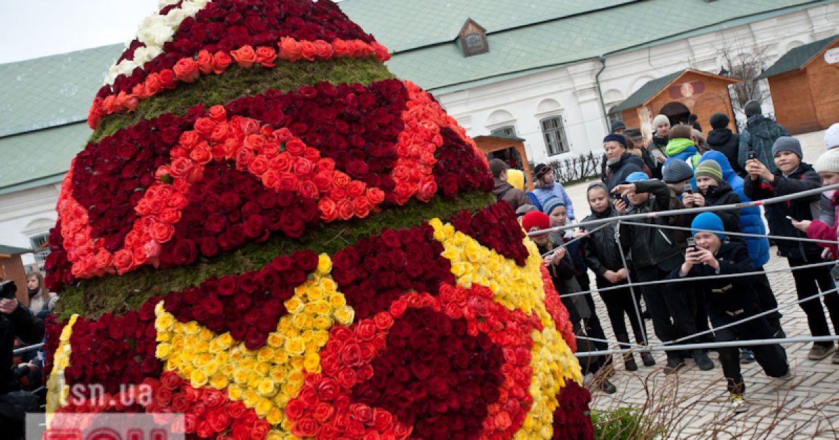 У Лаврі встановили великоднє яйце з 7500 троянд