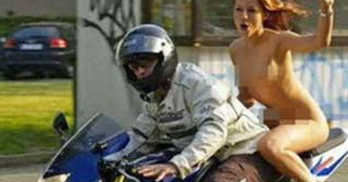 Румунка вирішила прокотитися на мотоциклі голяка