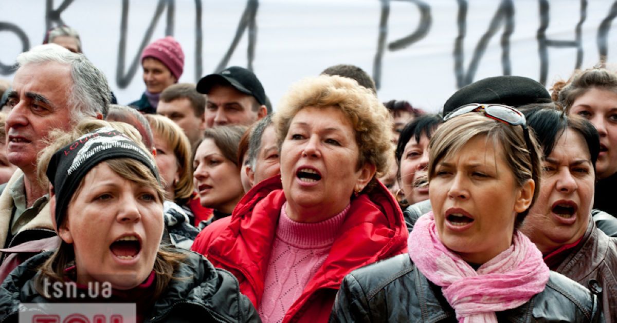 У Києві перед будівлею КМДА провели акцію протесту та побудували символічну "Стіну брехні"