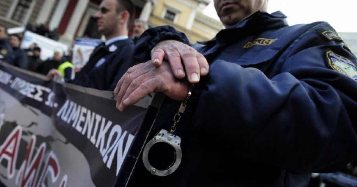 Греція, Афіни. Сотні поліцейських вийшли на демонстрацію сил безпеки проти нових заходів жорсткої економії в Афінах. / © AFP
