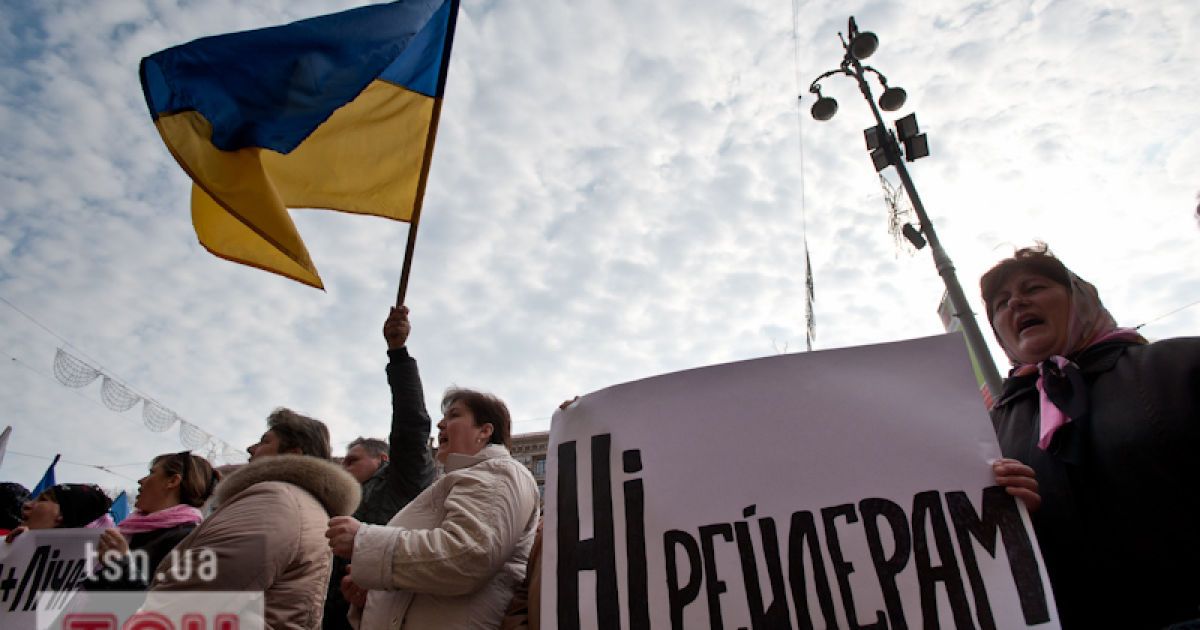 У Києві перед будівлею КМДА провели акцію протесту та побудували символічну "Стіну брехні"
