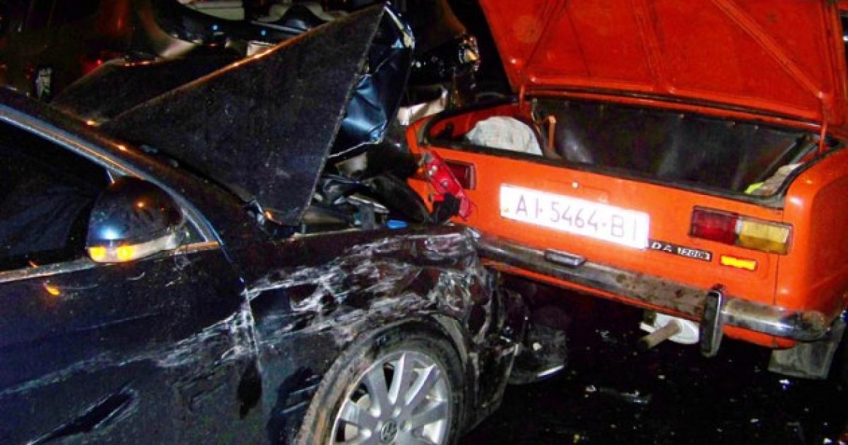 Водій Volkswagen Passat примудрився потрощити 9 авто