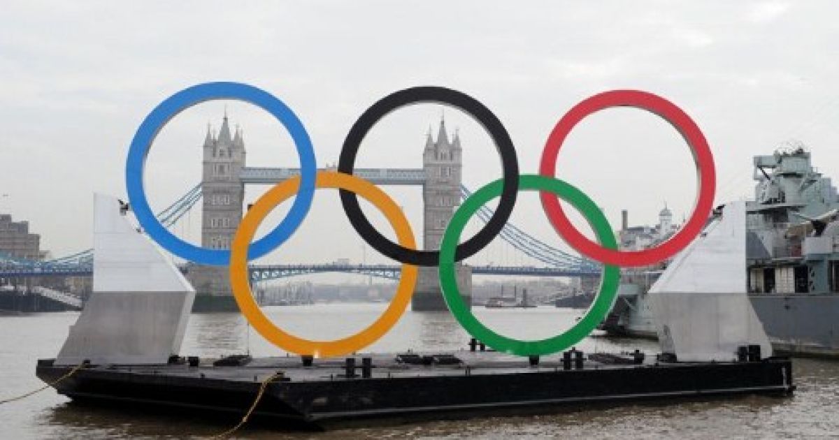 Великобританія, Лондон. Гігантські Олімпійські кільця (11 м заввишки і 25 метрів у ширину) сплавили на баржі річкою Темза з нагоди святкування 150 днів до початку Олімпіади 2012 у Лондоні. / © AFP