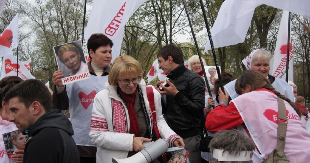 Сотні людей мітингують у Харкові, де почався новий суд над Тимошенко / © gazeta.ua