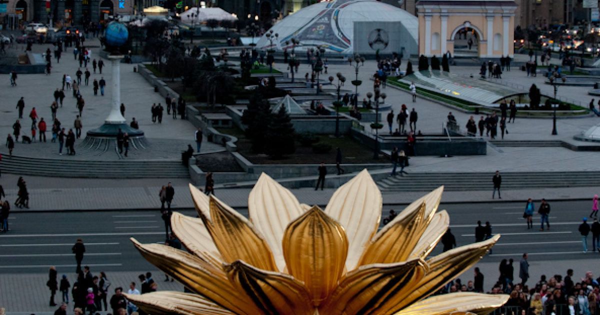 На Майдані Незалежності встановили гігантський "Золотий Лотос"