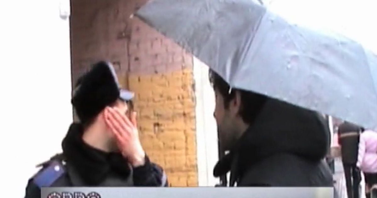 Міліціонери відмовлялись спілкуватись з іноземцями