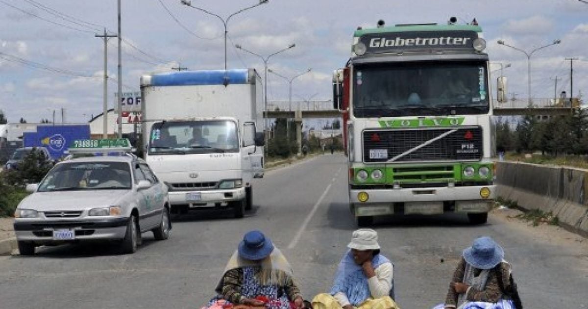 Болівія, Ель-Альто. Болівійські аймара-тубільці влаштували сидячий страйк та вимагали від уряду президента Ево Моралеса побудувати 1000 навчальних класів та створити 2000 робочих місць у сфері освіти. / © AFP