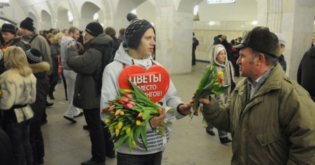 Росія, Москва. Прихильники Путіна і прокремлівського молодіжного руху роздали тисячі тюльпанів під час акції на станції метро "Пушкінська" в Москві. Акцію провели на честь початку весни під гаслом "Квіти замість мітингів!" / © AFP
