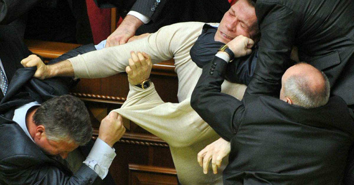 27 квітня 2010. Київ. Бійка перед початком засідання Ради, на якому була ратифікована угода щодо ЧФ РФ / © bigpicture.ru