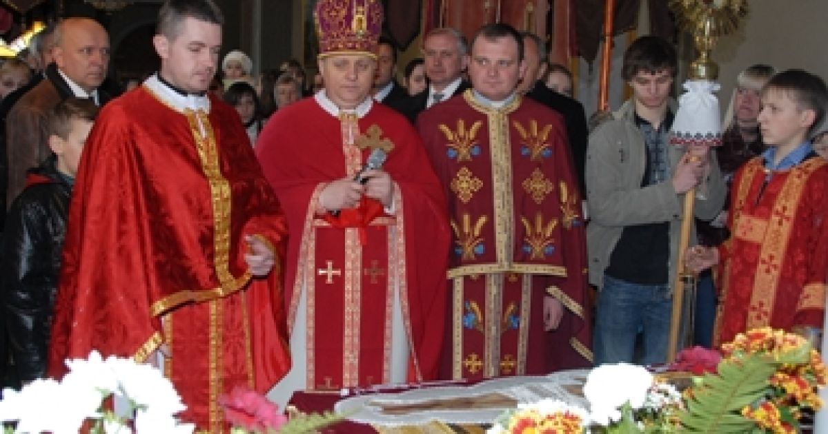 Християни в цей день прагнуть потрапити до храму, аби доземно вклонитися плащаниці