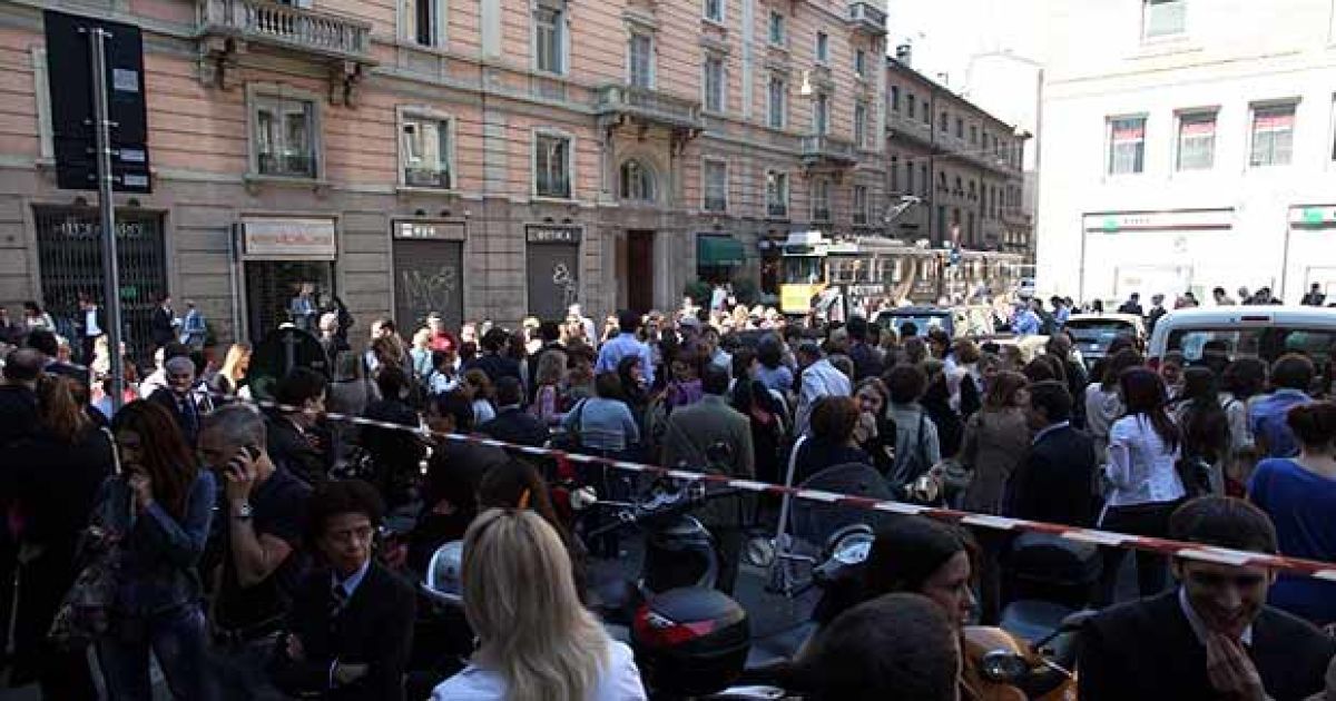У Мілані і Болоньї люди вибігали на вулиці, залишивши офіси та магазини