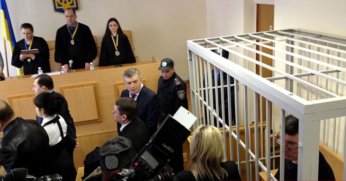 Луценко слухає оголошення вироку у клітці / © Главред
