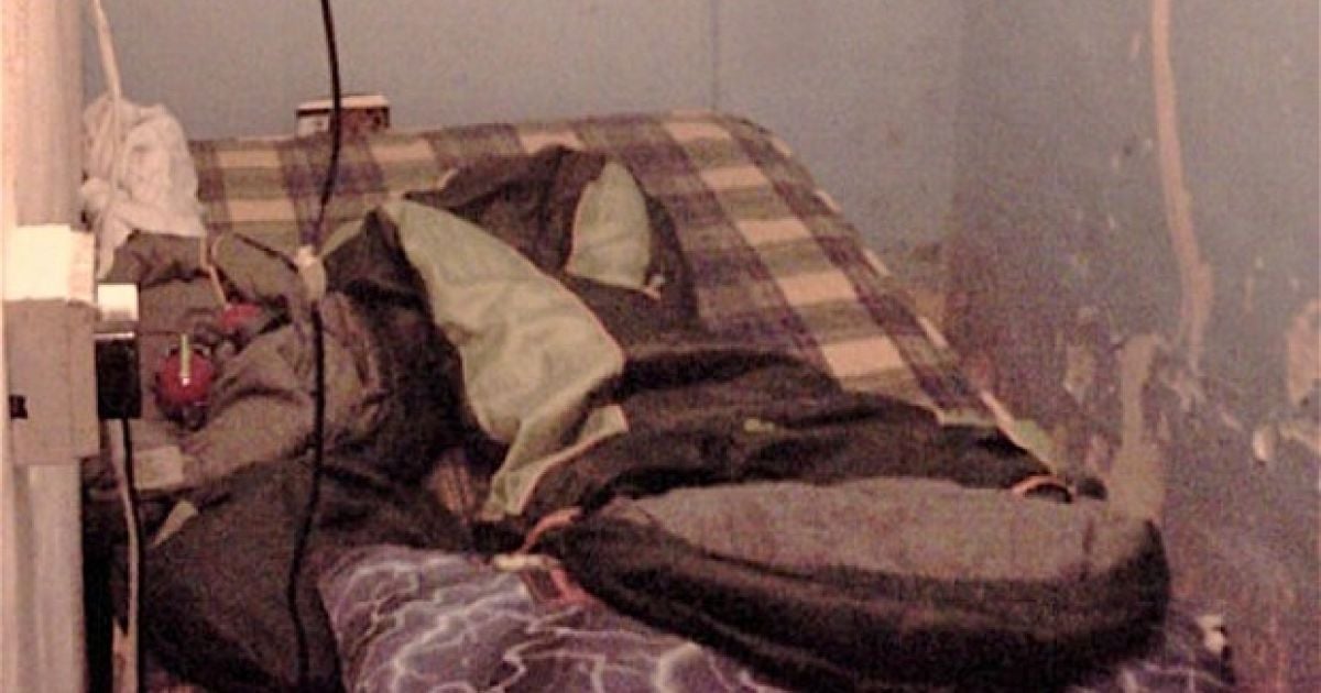 Хлопчик жив у кімнаті 1,8 м х 1,2 метри