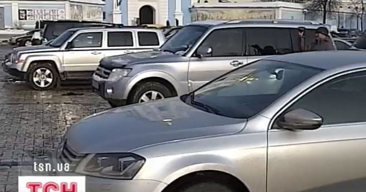 Історичні краєвиди Києва псують VIP-автівки