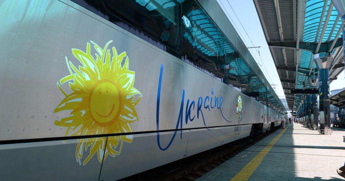 Українцям повертають нічні потяги