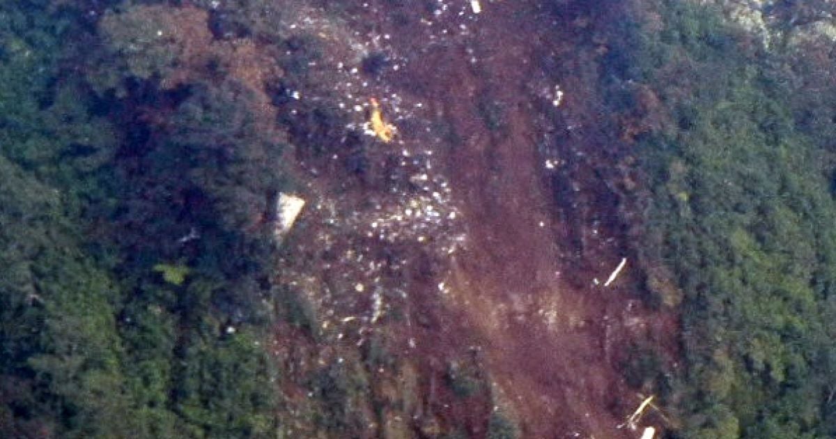 Уламки лайнера виявили на практично вертикальному схилі, дістатися куди дуже важко