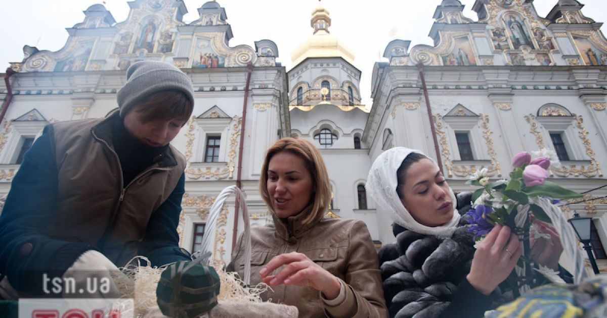 У Лаврі встановили великоднє яйце з 7500 троянд
