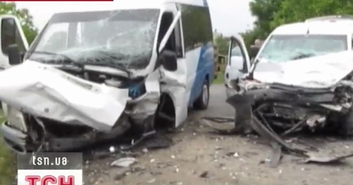 Опель виїхав на "зустрічку" та зіткнувся у лоб з мікроавтобусом