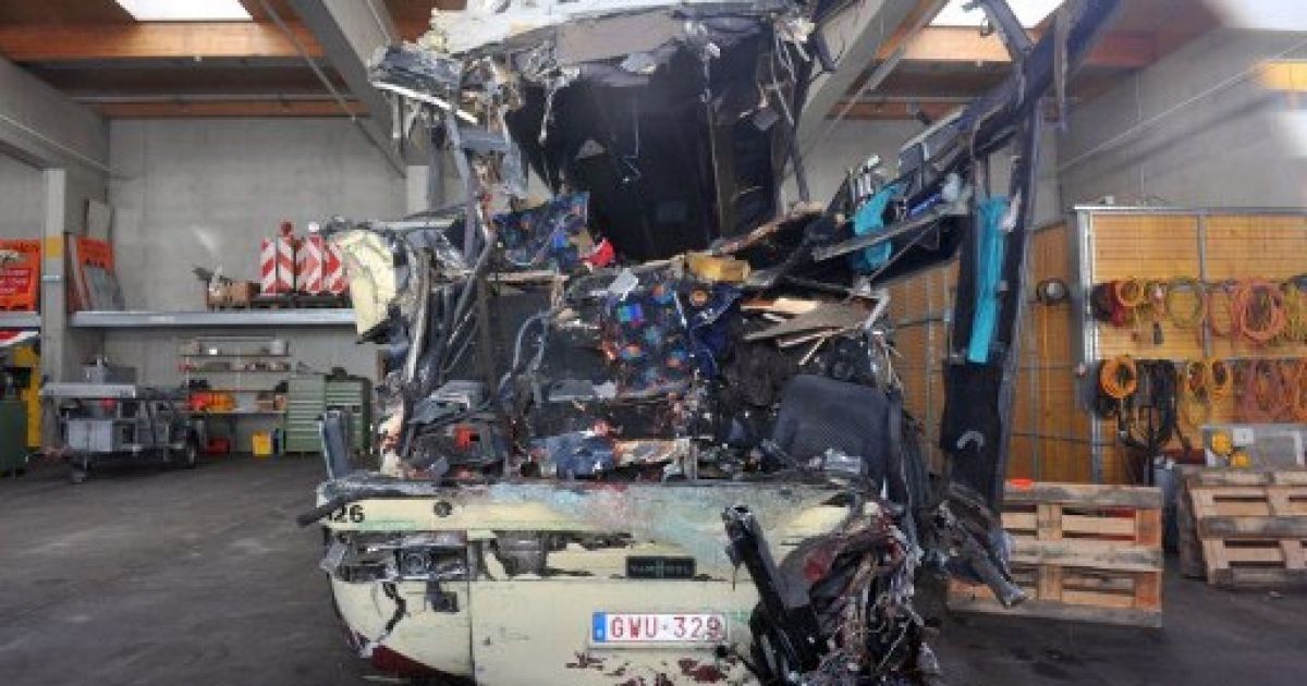 Швейцарія, Сьєрра. Уламки автобуса, який потрапив в аварію у гірському тунелі в швейцарському кантоні Вале, на півдні країни. 22 дитини загинули, ще 24 отримали поранення. / © AFP