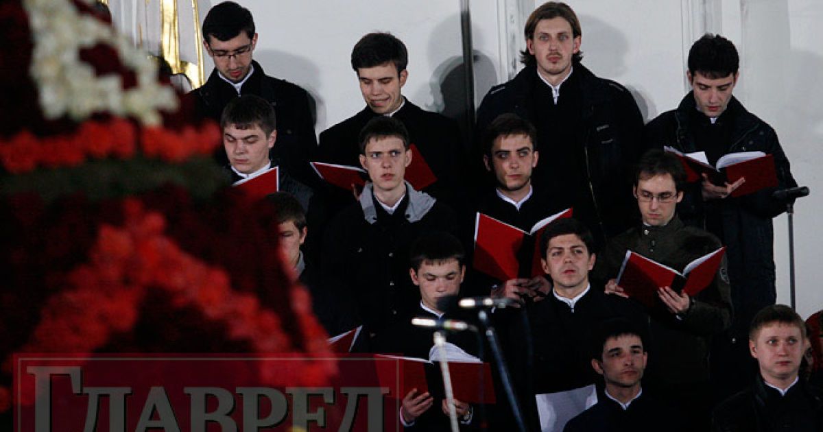 Великодню службу в Лаврі очолив митрополит Володимир. Президент прийняв участь у святковому богослужінні / © Главред