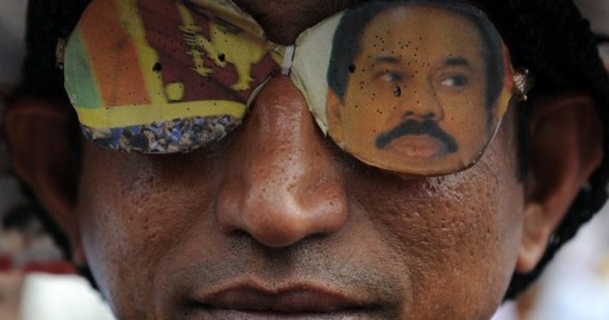 Шрі-Ланка, Коломбо. Прихильник президента Шрі-Ланки Махінди Раджапакса бере участь у акції протесту проти проведення щорічної сесії ООН з прав людини у місті Коломбо. / © AFP