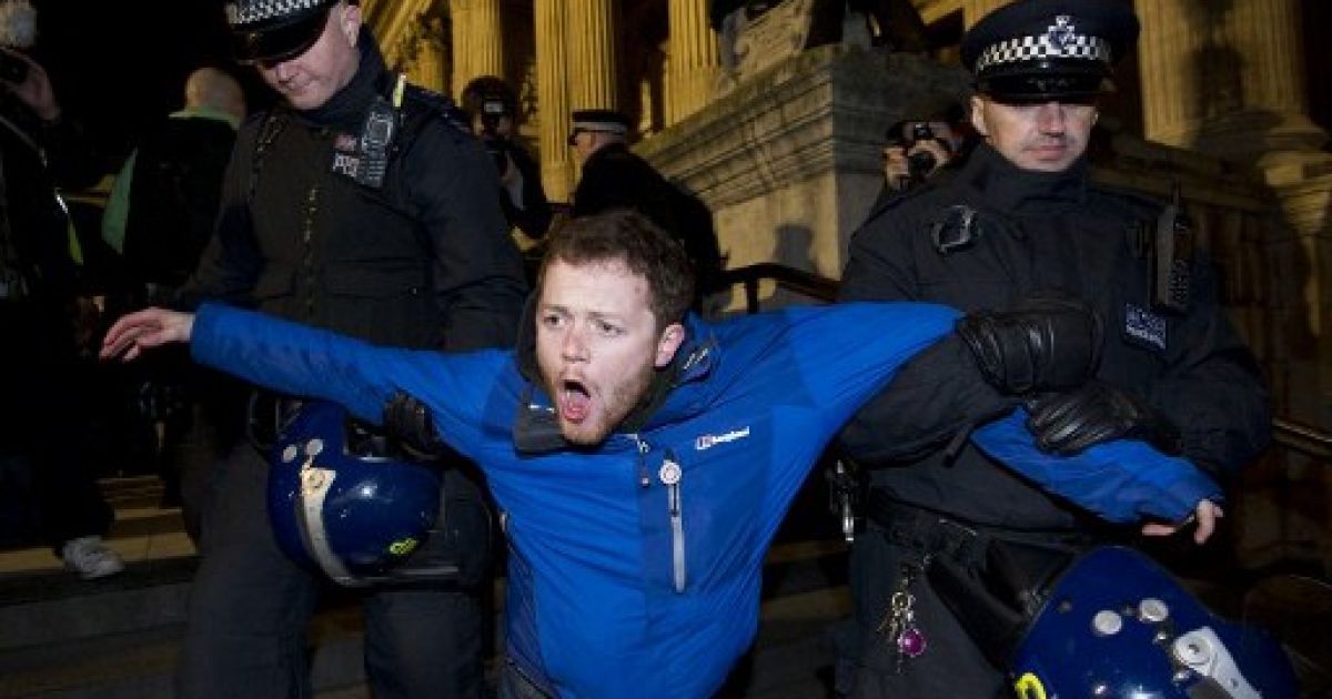 Великобританія, Лондон. Поліція затримує учасників акції протесту "Окупуй!.." перед собором Святого Павла у Лондоні. Поліція демонтувала табір анти-капіталістичних протестувальників. / © AFP