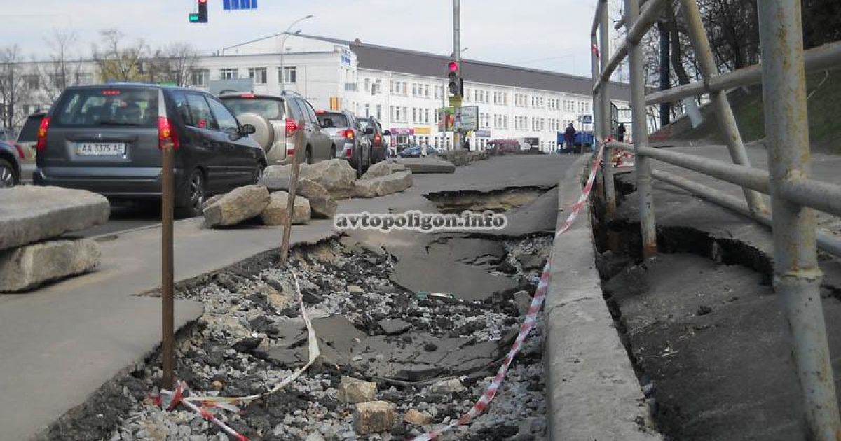 Біля нової станції метро утворилися провали / © avtopoligon.info