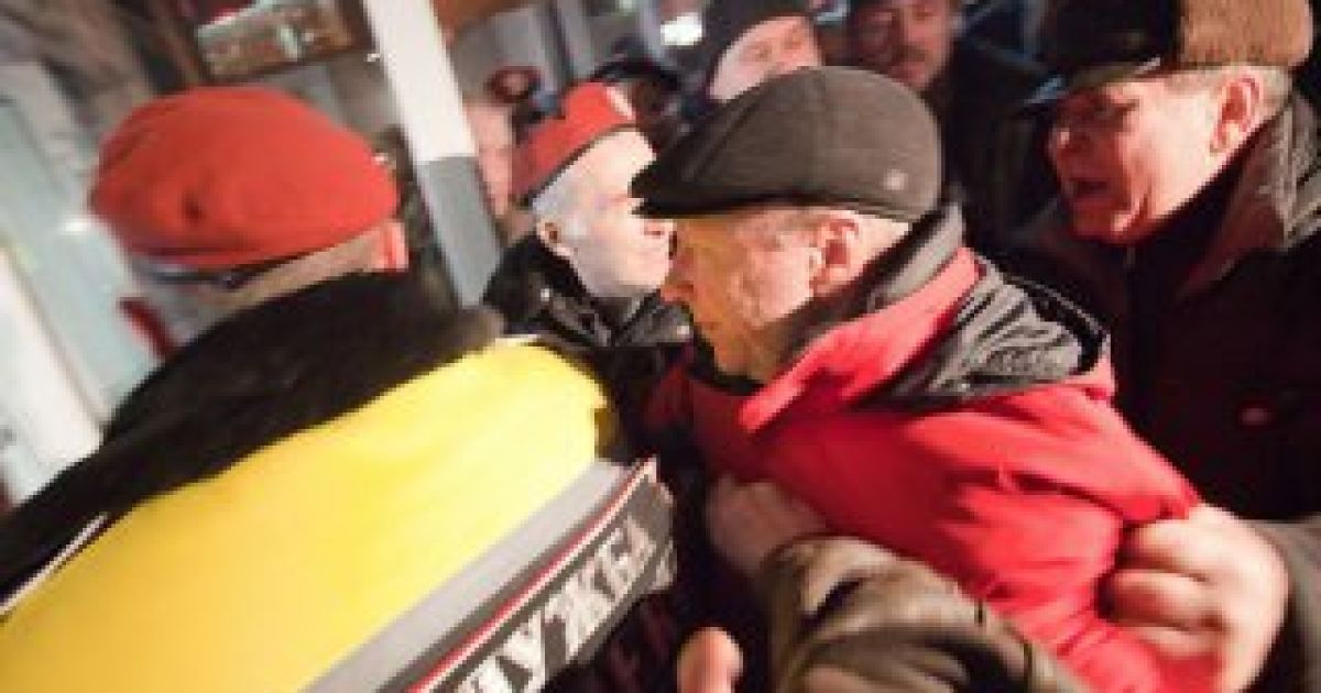 Шахтарі-інваліди у відчаї і готові боротися за свої гроші навіть під маєтками міністрів
