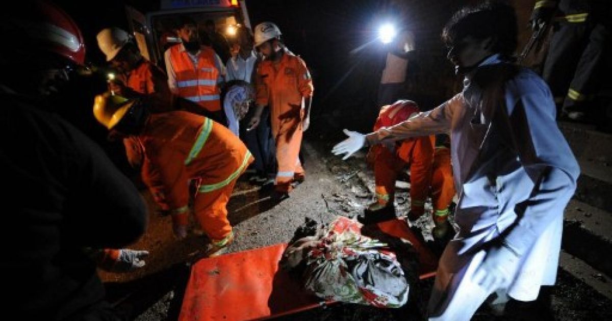 Авіалайнер впав на село, що могло спричинити додаткові жертви