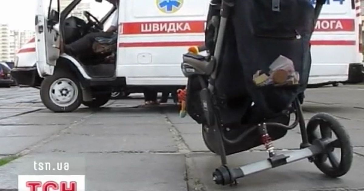 У Києві на "зебрі" іномарка збила візочок із немовлям